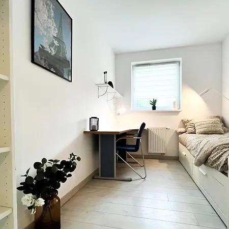 Walk To Park, Modern 2bd Kitchen! Balcony, Parking Appartement Wrocław