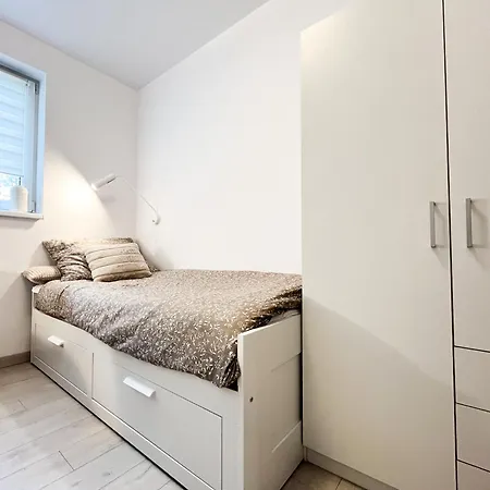 Walk To Park, Modern 2bd Kitchen! Balcony, Parking Wrocław