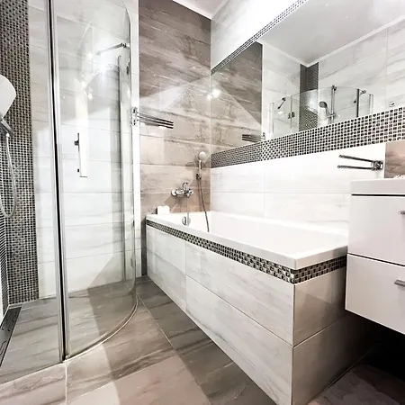 Walk To Park, Modern 2bd Kitchen! Balcony, Parking * Wrocław