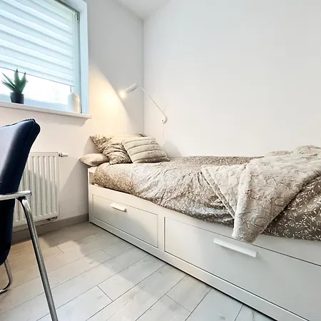 Walk To Park, Modern 2bd Kitchen! Balcony, Parking *