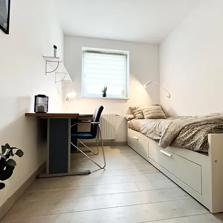 Walk To Park, Modern 2bd Kitchen! Balcony, Parking Appartement Wrocław