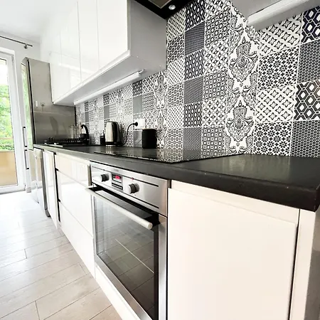 Walk To Park, Modern 2bd Kitchen! Balcony, Parking