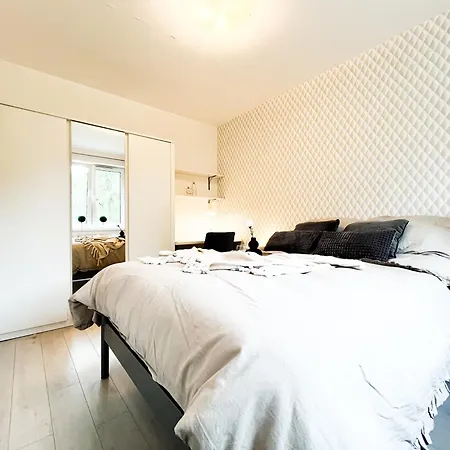Apartmán Walk To Park, Modern 2bd Kitchen! Balcony, Parking Vratislav